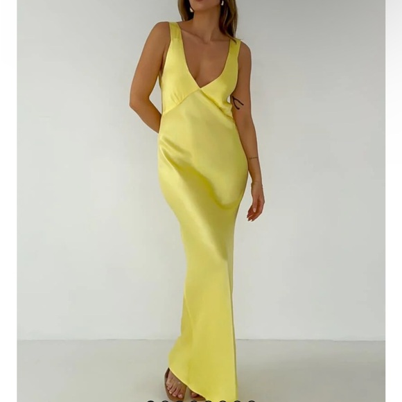 Fuchsia size medium never worn dress! Found another option. - Picture 3 of 4